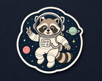 Può includere: Un adesivo circolare raffigurante un procione dei cartoni animati che indossa una tuta e un casco da astronauta bianchi. Il procione fa il segno di pace su uno sfondo spaziale blu scuro con stelle, un piccolo pianeta rosa e un pianeta verde chiaro con anelli.