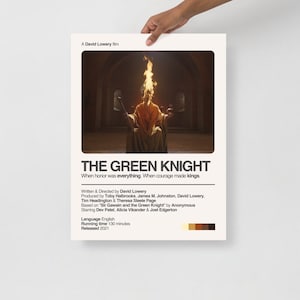 Op de afbeelding: Een filmposter voor de film "The Green Knight". De poster toont een donker, middeleeuws beeld van een ridder op een troon met vlammen boven zijn hoofd. De tekst op de poster luidt "The Green Knight" en "When honor was everything. When courage made kings."