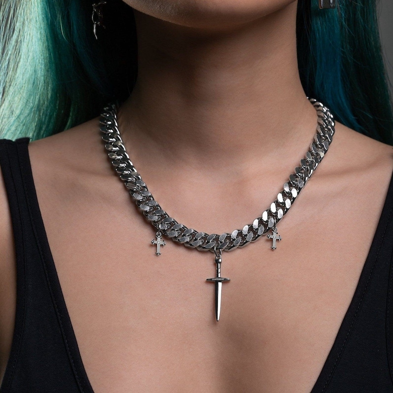 Collar de Cruzado, cadena de eslabones cubanos con dijes de daga, acero inoxidable 316L imagen 2