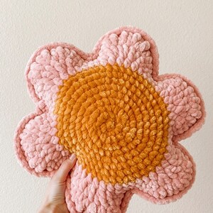 Almohada Daisy / Decoración de la habitación de las niñas / Almohada de flores / Decoración de la guardería / Guardería de la niña / Decoración de la margarita / Estética de la flor / Decoración de la habitación del niño pequeño imagen 5