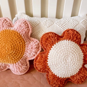 Almohada Daisy / Decoración de la habitación de las niñas / Almohada de flores / Decoración de la guardería / Guardería de la niña / Decoración de la margarita / Estética de la flor / Decoración de la habitación del niño pequeño imagen 2