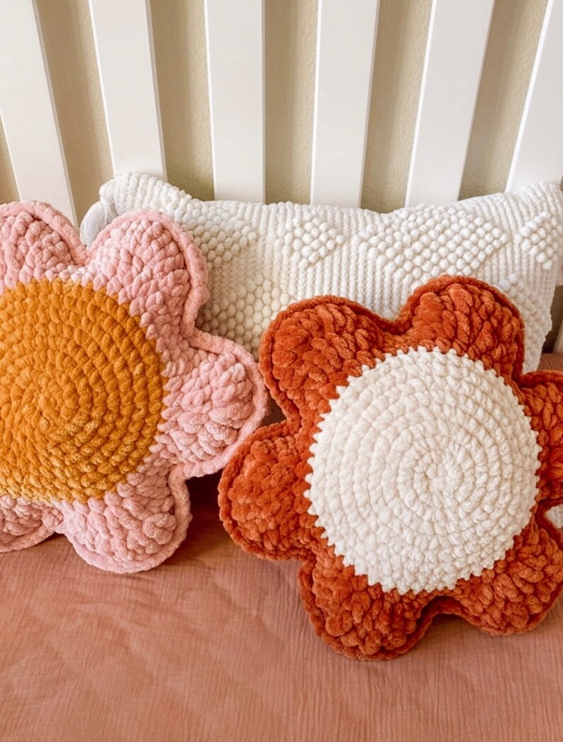 Almohada Daisy / Decoración de la habitación de las niñas / Almohada de flores / Decoración de la guardería / Guardería de la niña / Decoración de la margarita / Estética de la flor / Decoración de la habitación del niño pequeño imagen 2