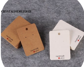 Può includere: Un mazzo di carte da esposizione per orecchini marroni e bianche con un foro in alto per l'appeso. Le carte hanno il testo "Handmade with love" stampato su di esse.