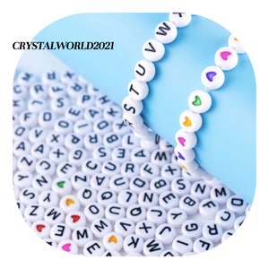 500 7MM Acrílico plano redondo blanco / negro al azar alfabeto cuentas con perlas multi corazón para la fabricación de joyas - Elija el diseño