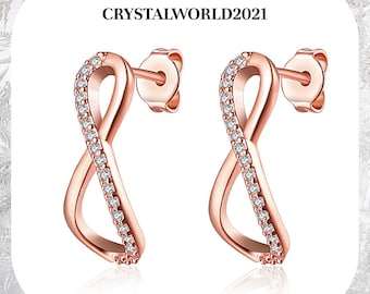 Puede incluir: Un par de pendientes de infinito de oro rosa con piedras de circonita cúbica transparentes.