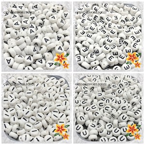 Paquete de 100 cuentas acrílicas de letras individuales, redondas, planas, blancas/negras, de 7MM, para fabricación de joyas