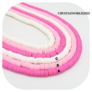 Puede incluir: Tres hebras de cuentas de cerámica rosa, blanca y rosa. Las cuentas son redondas y planas, y están dispuestas en un patrón graduado. Las cuentas están enhebradas en un hilo transparente.