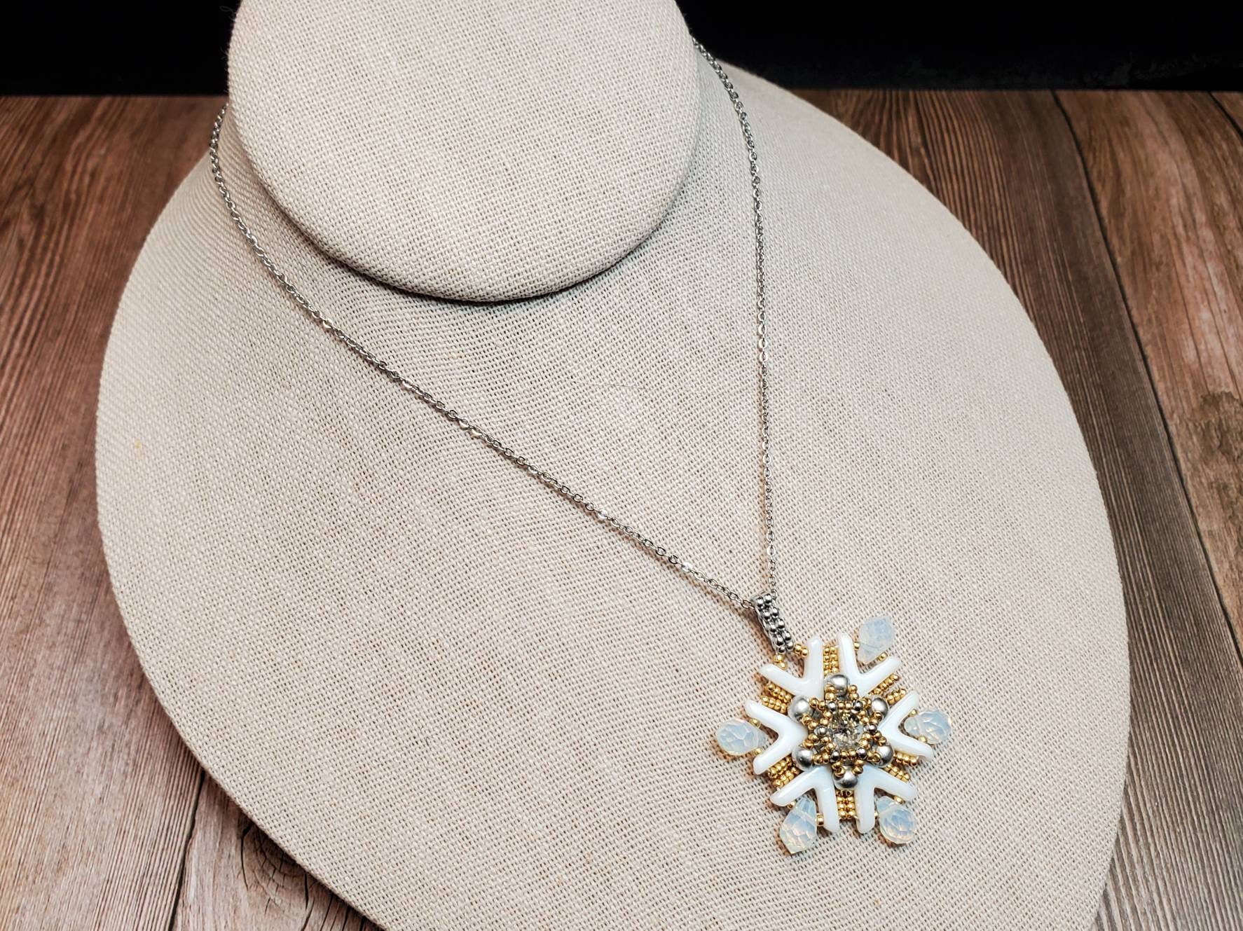 Collana fiocco di neve firmata Crivelli in oro con diamanti - Asta ASTA A TEMPO - Faraone Casa Collana fiocco di neve firmata Crivelli in oro con diamanti - Asta ASTA A TEMPO - Faraone Casa