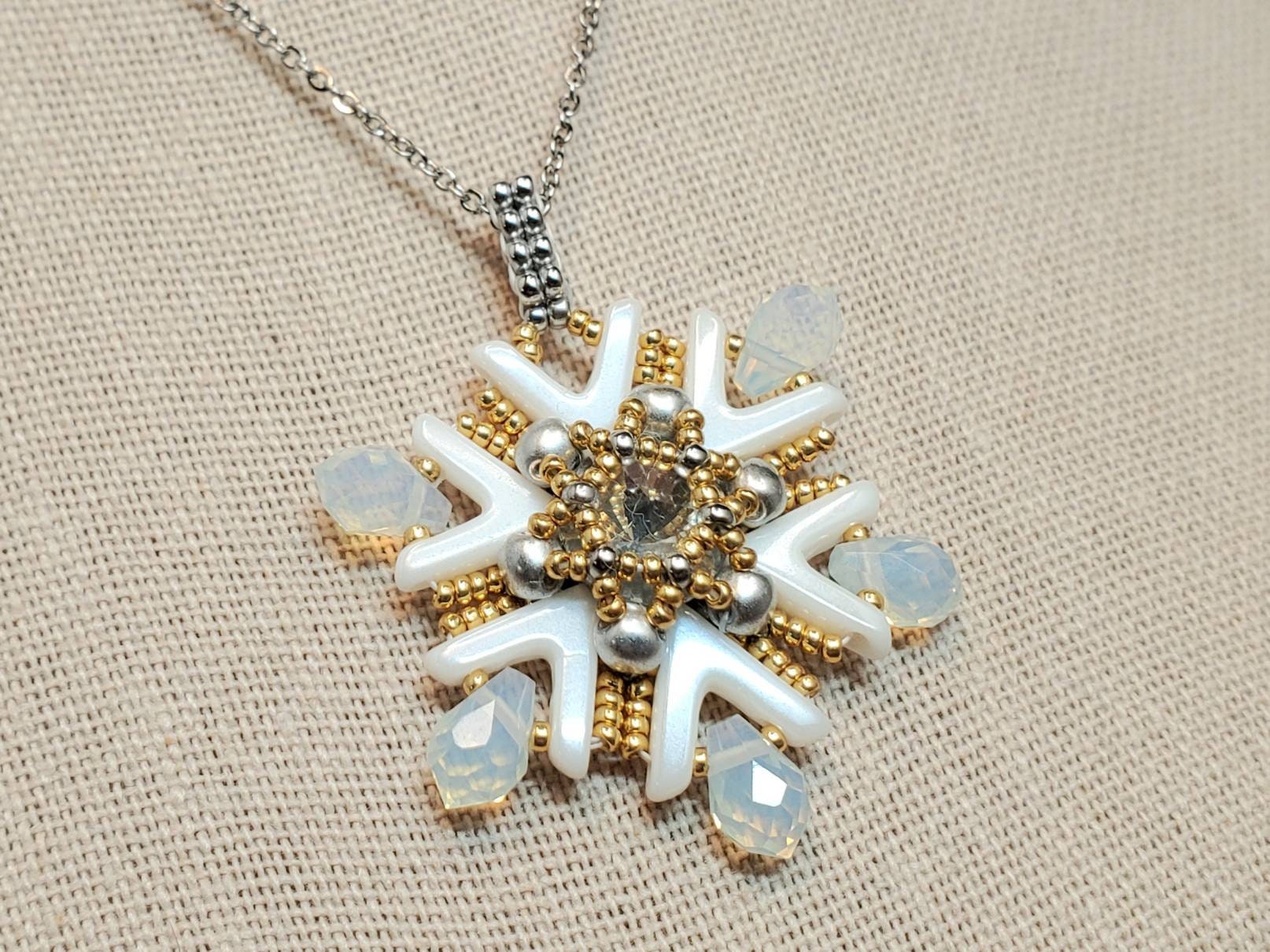 Collana Natalizia Con Piuma, Fiocco Di Neve E Perla – Accessorio Elegante Per Le Feste, Bianca E Raffinata - 3