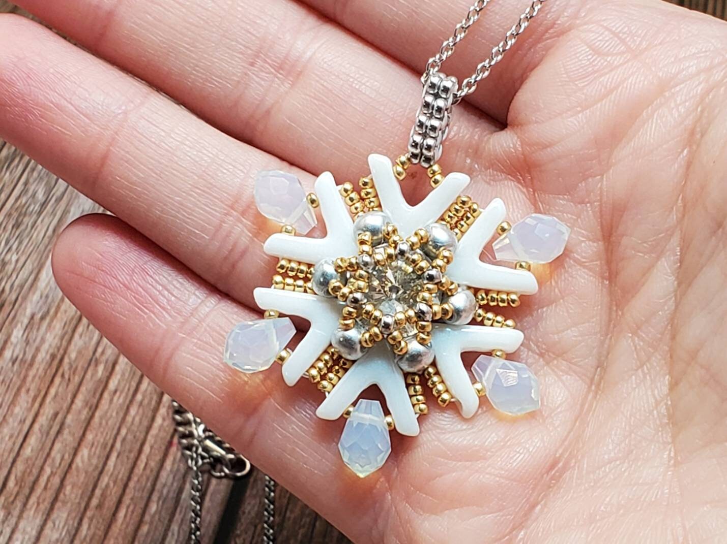 Collana Con Piuma, Fiocco Di Neve E Perla – Gioiello Tema Natalizio In Bianco