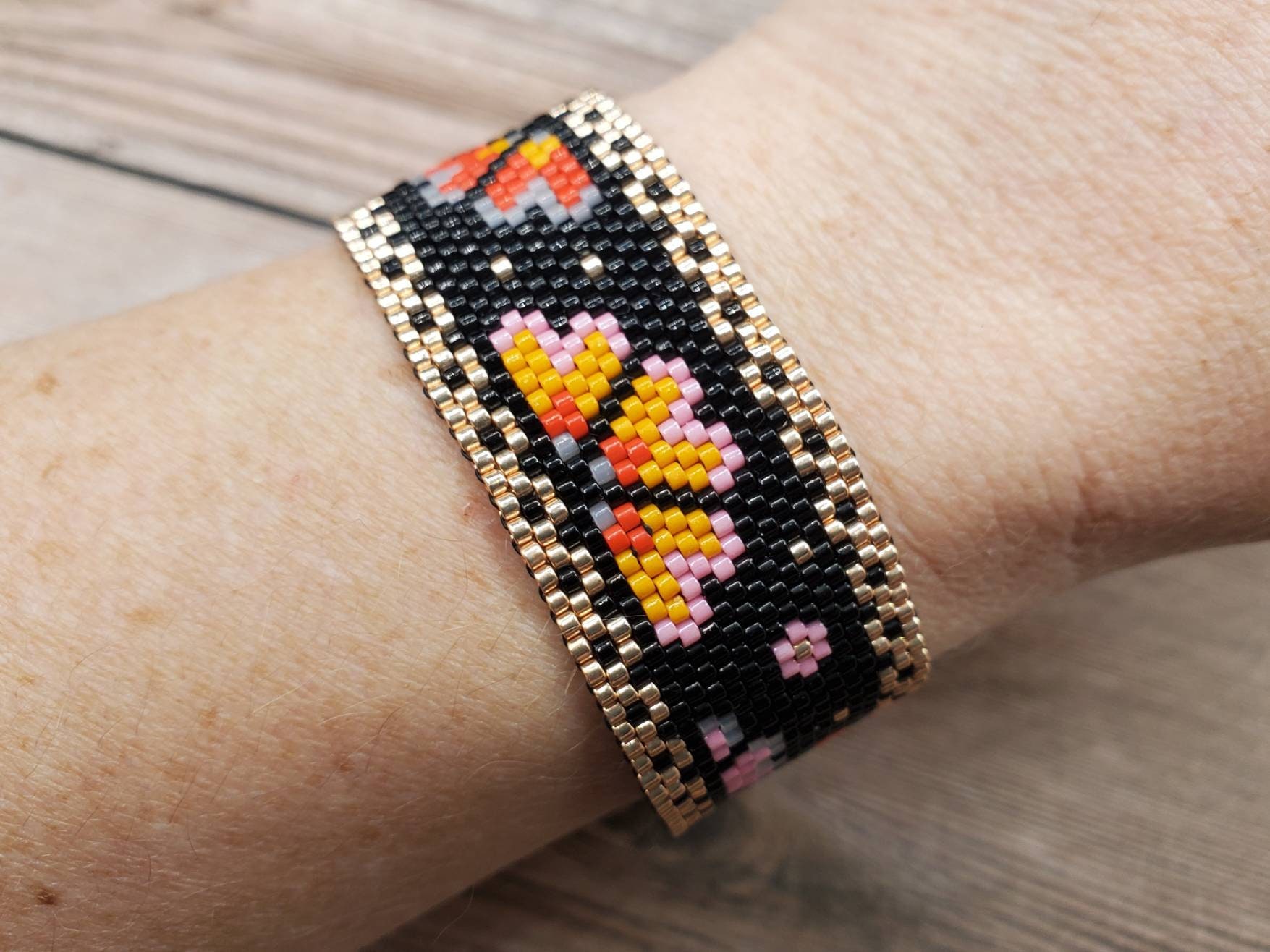 Vantique L BEADS BRACELET ヴィンテージ Black and Gold Floral Beaded Peyote Bracelet, Gold Colored