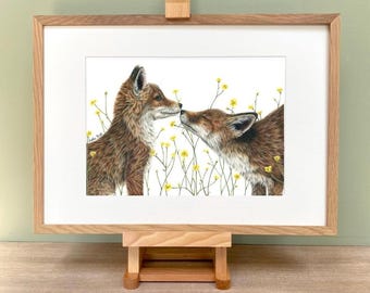Giclée-tryck med kyssande rävar: Brittisk naturkonst, rävungar och smörblommor av Sophie Nash