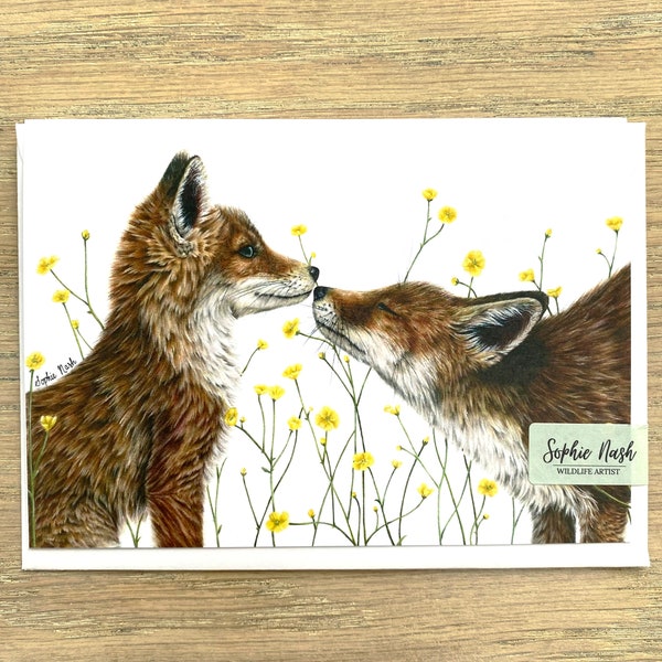 Kissing Foxes Grußkarte - Valentins-/Jubiläumskarte Füchse in Butterblumen von Naturkünstlerin Sophie Nash