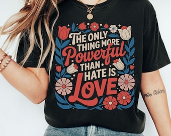 Das einzige, was mächtiger ist als Hass ist Liebe Komfort Farben Shirt, Superbowl 2026 Shirt, positives Zitat Blumen T-Shirt, Freundlichkeitsbotschaft T-Shirt