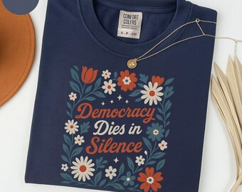 Komfortfarben Democracy Dies in Silence Shirt, Gleichheit Shirt, Shirt für soziale Gerechtigkeit, Politischer Widerstand Shirt, Aktivist Shirt, Geschenk für Demokrat