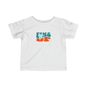 Sprawdź nasze ubrania Miami Dolphins dla Twojego małego fana! Wygodne, urocze ubranka dla niemowląt Dolphins dostępne już teraz.