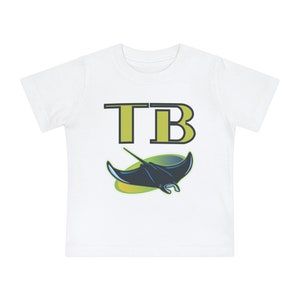 Pode incluir: Camiseta branca com um gráfico "TB" verde e uma ilustração de arraia manta azul.