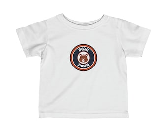 Bereiten Sie Ihren Kleinen den Spieltag mit unserem entzückenden Baby Chicago Bears-Shirt vor. Lassen Sie Ihr Baby seinen Chicago-Stolz vorführen!