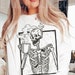 Skeleton Drinking Coffee Tee, Comfort Colors T-shirt à manches longues Death Before Decaf T-shirt, Cute Halloween Tee, vintage Inspired T-shirt,