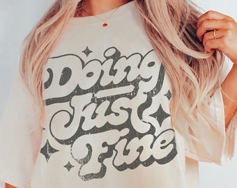 Doing Just Fine Tシャツ、レトロスタイルTシャツ、ヒッピー、70年代Tシャツヴィンテージ風コットンTシャツ、コンフォートカラーTシャツ、オーバーサイズTシャツ、70年代