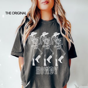 Howdy Cowboy T-Shirt, Skelett Cowboy T-Shirt, tanzendes Skelett T-Shirt, Boho T-Shirt, Vintage inspiriertes Baumwoll-T-Shirt, Unisex T-Shirt, Comfort Colors Tee