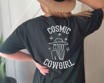 コズミック カウガール T シャツ、デザート カウガール T シャツ、デザート バイブス T シャツ、ボヘミアン T シャツ、ヴィンテージ風コットン T シャツ、ユニセックス T シャツ、コンフォート カラー T シャツ