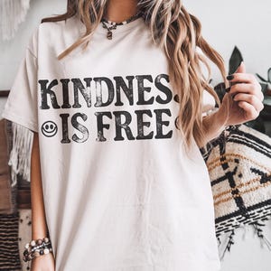 Freundlichkeit ist kostenlos T-Shirt, frei, Kind T-Shirt zu sein, Komfort Farben T-Shirt, Freundlichkeit ist kostenlos T-Shirt, Vintage inspiriertes Unisex T-Shirt, Komfort Farben T-Shirt