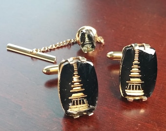 Gemelos de pagoda vintage con alfiler de corbata a juego, accesorios para gemelos con intaglio invertido de los años 50, templo asiático, regalo de boda para novios y coleccionistas.