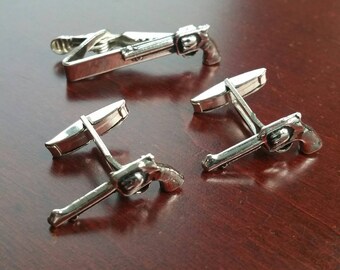 Gemelli e fermacravatta vintage con revolver, accessori per abiti con pistola anni &#39;60, gemelli con pistola in metallo color argento lucido, fermacravatta abbinato, set da 3 pezzi