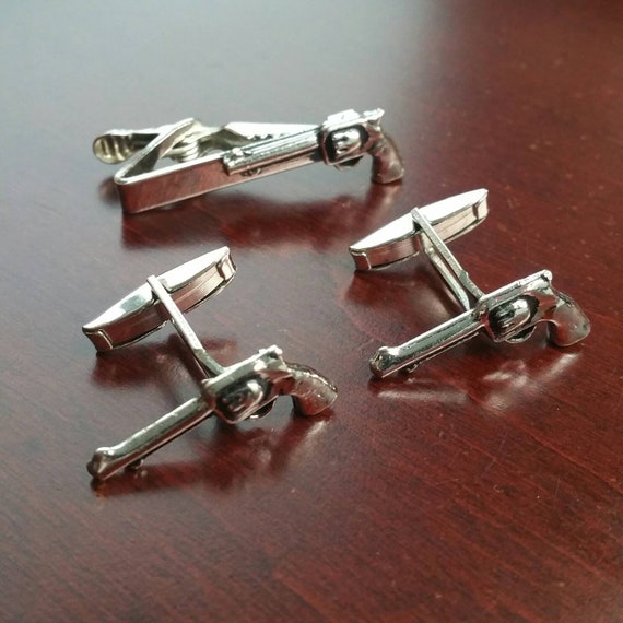 Paire Boutons De Manchette Et Pince à Cravate Revolver - Finition Argent - Occasion Vintage