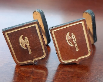 Gemelos vintage de cuero, diseño de escudo marrón y dorado en relieve, ropa artesanal masculina de los años 50, regalo de mediados de siglo, idea de regalo retro para él.