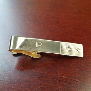 Pinza para corbata vintage con inicial P, accesorio para corbata con monograma de la letra P inscrito de 1,6", calidad Flex-Let de los años 60, EE. UU., regalo con nombre personalizado de mediados de siglo