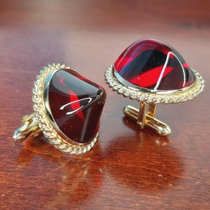 boutons de manchette cabochon en verre rouge chic vintage, verre rouge sang surdimensionné, bordure en corde torsadée, boutons de manchette tendance ton or flashy