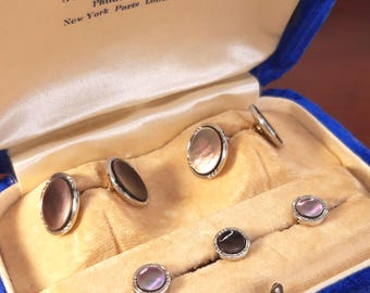 Conjunto de esmoquin antiguo de oro de 10 quilates, gemelos y tachuelas de nácar ahumado, incrustaciones art déco de oro blanco, conjunto formal de 5 piezas con estuche.
