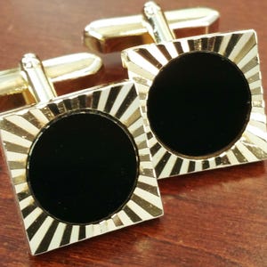 Gemelli vintage in onice, accessori da abito anni '60, stella radiale a taglio diamante, pietra nera e placcatura in oro, regalo di nozze formale e appariscente per lo sposo
