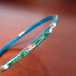 Pulsera tipo brazalete vintage de cloisonné, esmalte floral azul verdoso, pulsera fina apilable, joyería china de cloisonné de la década de 1970.