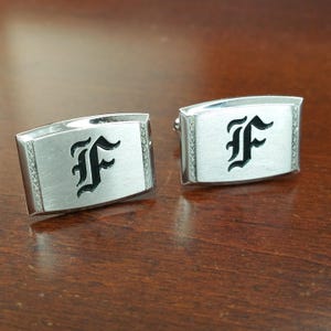 Gemelos vintage con inicial "F", bordes art déco, metal cepillado en tono plateado, accesorio personalizado con letra F, regalo con monograma F elegante