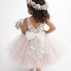 Robe de demoiselle d'honneur rose poudré : robe en tulle et dentelle florale 3D