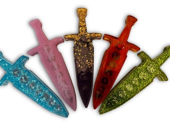 Porte-dés épée en résine fait main avec jeu de dés assorti gratuit - Accessoire TTRPG unique en son genre