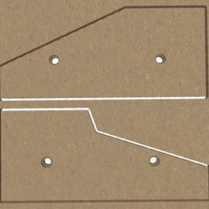 Może przedstawiać: Dwa kawałki brązowego kartonu z wycięciami. Górny kawałek ma skośne krawędzie i dwa otwory. Dolny kawałek ma skośne krawędzie i cztery otwory.