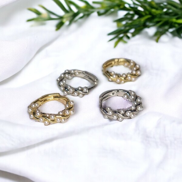 Elegante Perlen Hoop Ohrringe in Sterling Silber oder vergoldet, Paved Twisted Loop Mini Ohr Lobe Piercing, Hochzeitsgeschenk für Brautjungfer