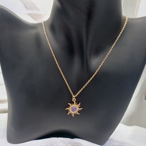 Collier soleil opale, collier d'opale, collier soleil or et violet, opale de feu, collier pendentif opale violet soleil violet
