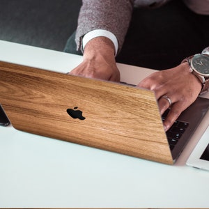 Eichenholz Emulation MacBook Pro Kunststoffhülle Laptop-Abdeckung für neues MacBook Pro Air A2337 A2338 Laptophülle aus Holz Laptophaut A2681 M2 New Mac Bild 10