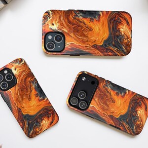 Puede incluir: Tres fundas para tel&eacute;fono con un patr&oacute;n de remolino naranja, negro y marr&oacute;n. Las fundas est&aacute;n dispuestas sobre una superficie blanca, con un logotipo en la esquina inferior derecha. Las fundas tienen recortes para la c&aacute;mara.