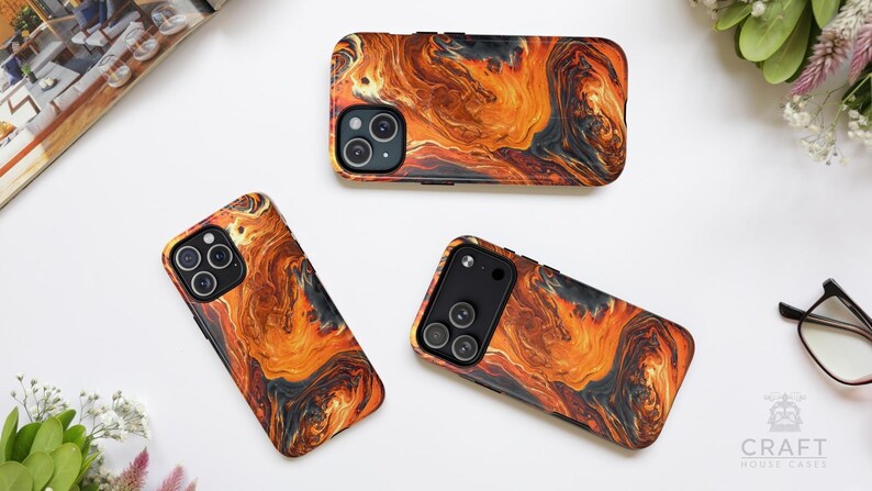 Puede incluir: Tres fundas para tel&eacute;fono con un patr&oacute;n de remolino naranja, negro y marr&oacute;n. Las fundas est&aacute;n dispuestas sobre una superficie blanca, con un logotipo en la esquina inferior derecha. Las fundas tienen recortes para la c&aacute;mara.