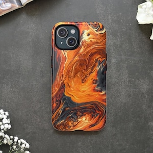 Puede incluir: Funda de tel&eacute;fono con un dise&ntilde;o abstracto y ardiente en tonos naranja, marr&oacute;n y negro. La funda tiene un acabado brillante y un recorte para la c&aacute;mara. El logotipo de Craft House Cases es visible. Rodeado de flores y una revista.