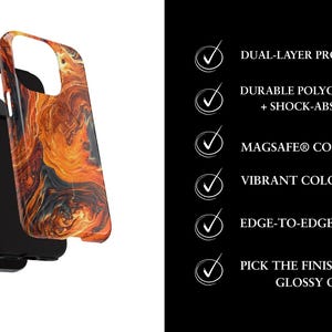 Puede incluir: Una funda de tel&eacute;fono con un dise&ntilde;o abstracto naranja y negro. La funda se muestra en tres partes, con la carcasa exterior separada. El texto de la derecha enumera las caracter&iacute;sticas: protecci&oacute;n de doble capa, compatible con MagSafe y colores vibrantes.