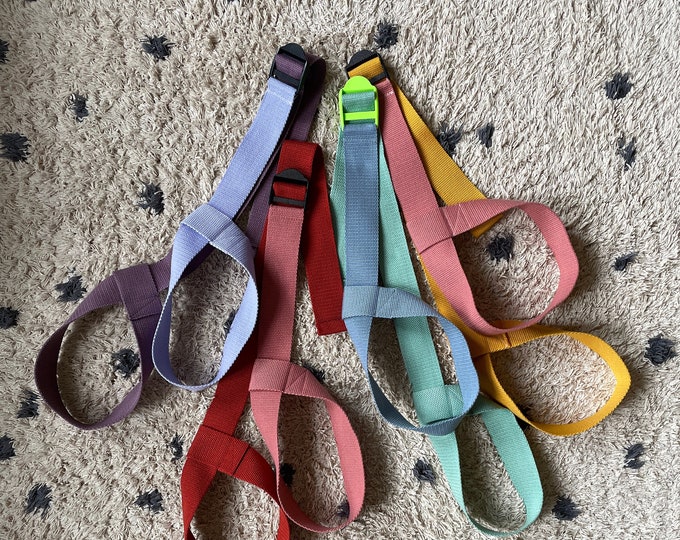 Universal carrying strap for balance bikes, scooters, skateboards, inline skates, yoga mats and much more