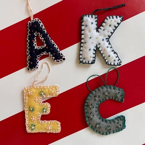 Iniciales * colgante de fieltro * personalizado y letras bordadas con abalorios