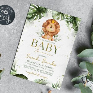 Pode incluir: Um convite para um ch&aacute; de beb&ecirc; com tema de selva. O convite apresenta um le&atilde;o de desenho animado usando uma coroa e cercado por folhas verdes. O texto no convite diz "Por favor, junte-se a n&oacute;s para um ch&aacute; de beb&ecirc; - Em homenagem a - Sarah Banks Agosto 19 | S&aacute;bado &agrave;s quatro da tarde 12345 Star Street, Miami Florida 555555 RSVP at&eacute; 31 de julho para Jess 123-4567-8955 registrado na amazon"